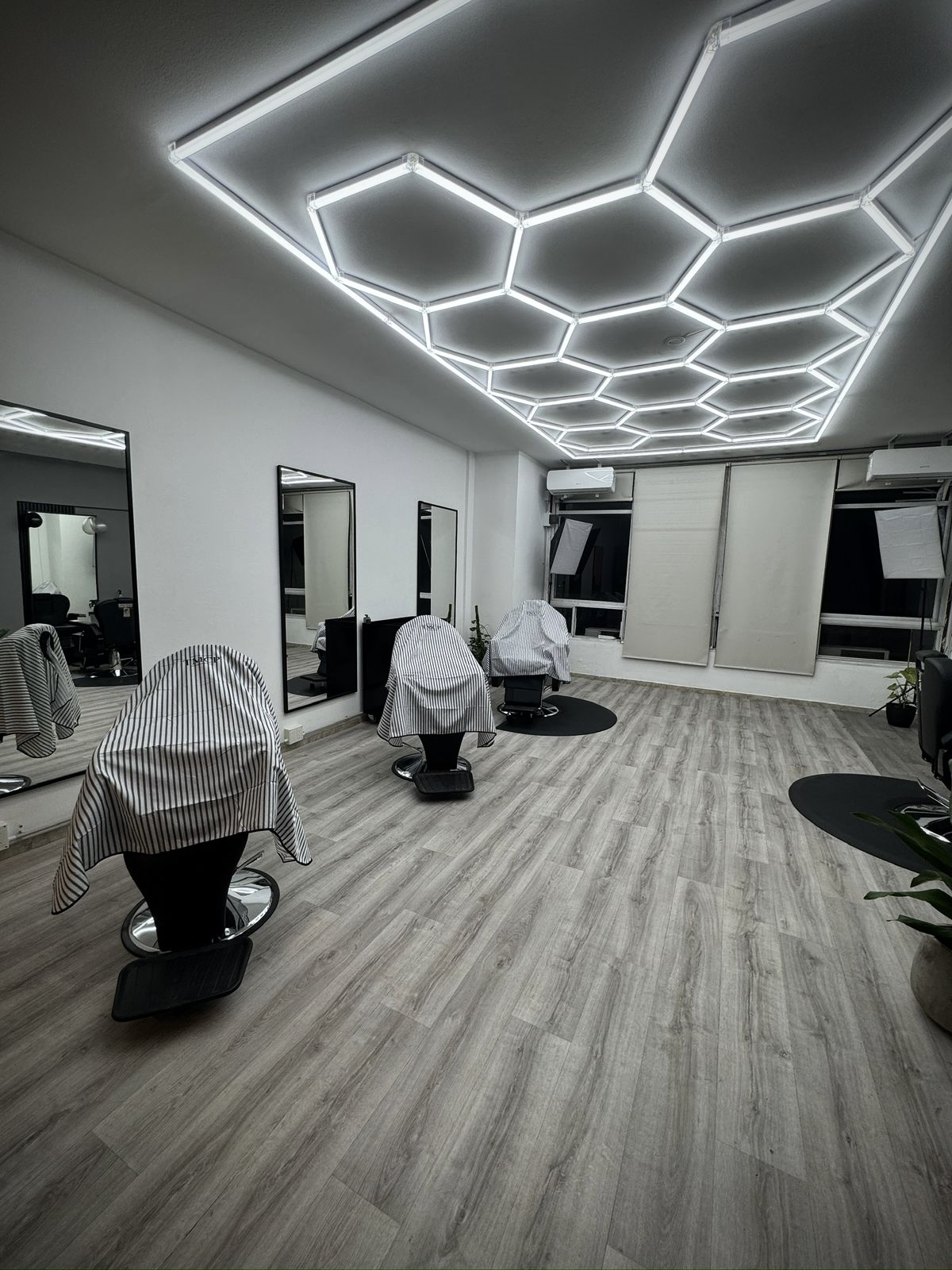 Interior del estudio — luces hexagonales